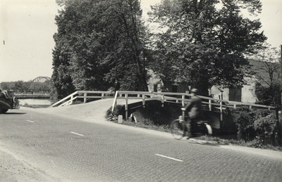 83978 Gezicht op de Hommelbrug over de Leidsche Rijn te Utrecht, uit het oosten.
